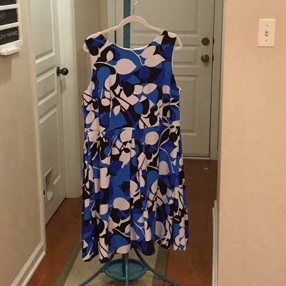 Just...Taylor Dresses & Skirts - JUST TAYLOR blue and white floral dress